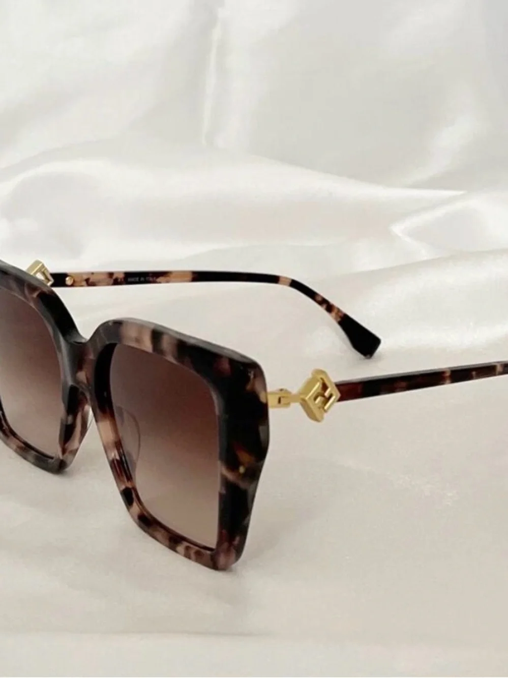FENDI FF Diamonds FE40161I Sunglasses Tortoise Frame Brown Gradient Lenses